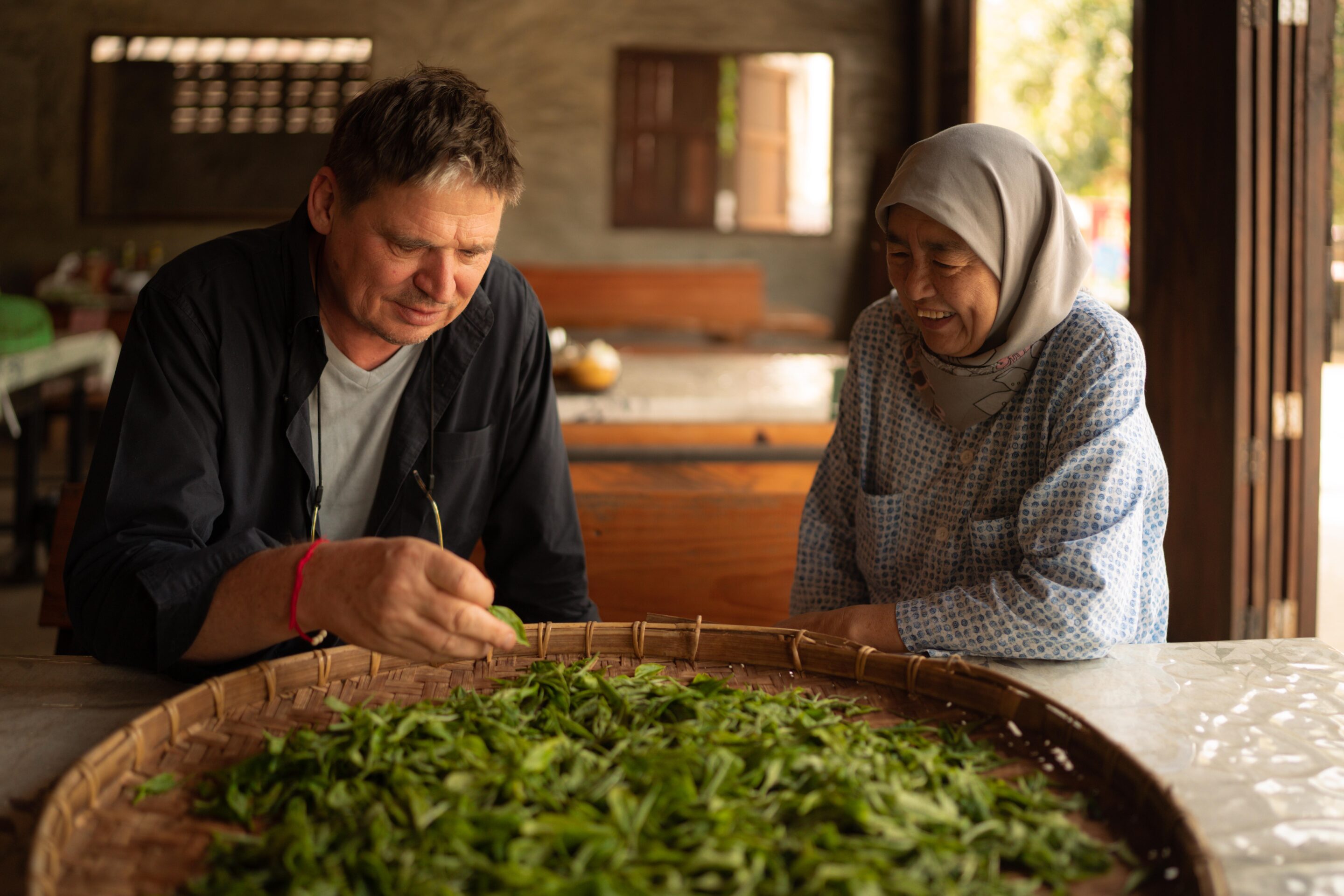 Producteur de thé Monsoon Tea en Thaïlande Kenneth Rimdhal de Monsoon Tea en compagnie de la productrice de thés Dhara
